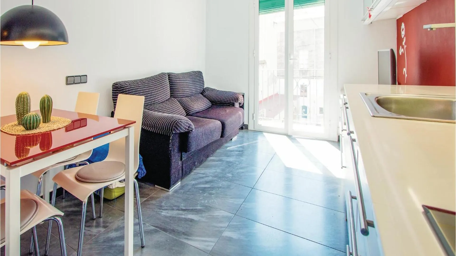 2 Bedroom Cozy Apartment In Blanes 0*,